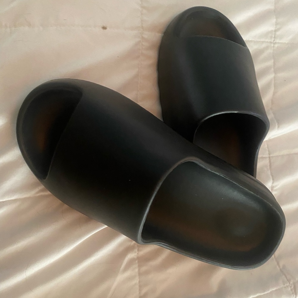 Men’s black foam slides